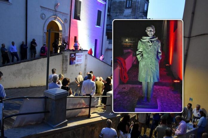 statua mancini centro storico