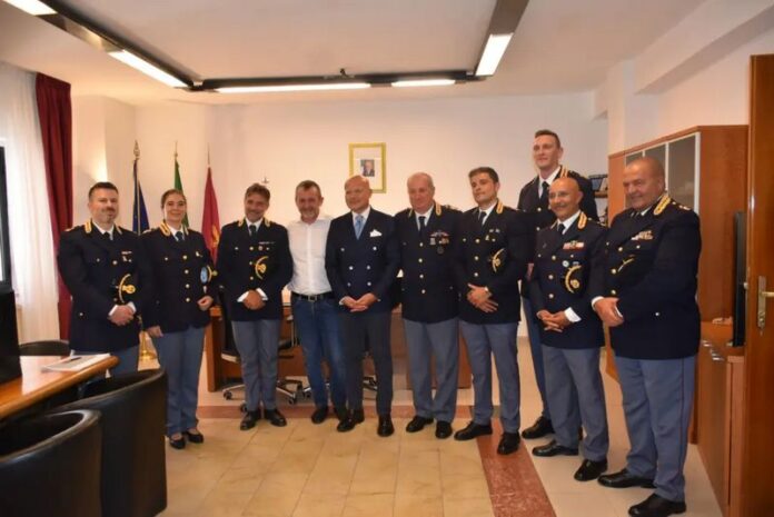 Il sottosegretario Delmastro in questura a Crotone