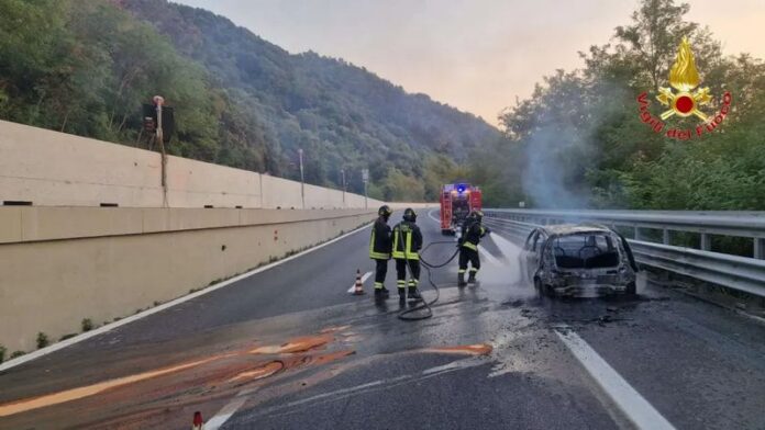 auto in fiamme autostarad A2 Mediterraneo