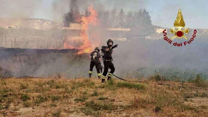 incendio crotone vigili del fuoco