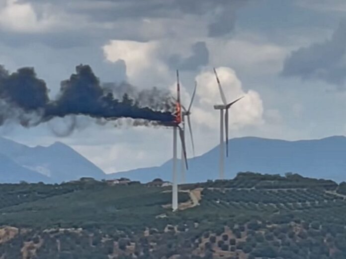 incendio pala eolica terranova da sibari