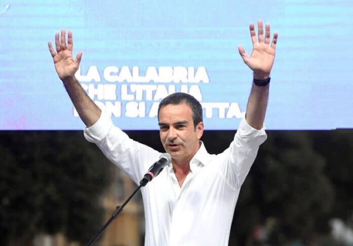 occhiuto saluta