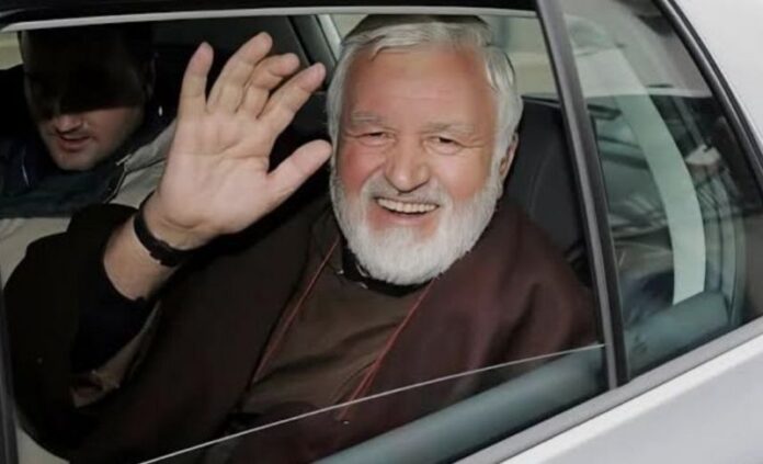 padre fedele saluto auto