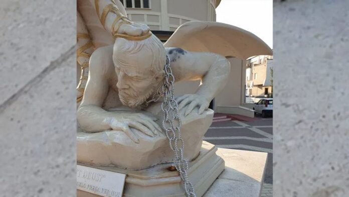 sfregiata la statua di San Michele