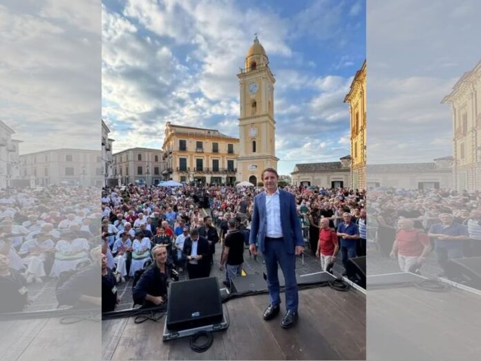 tridico piazza folla