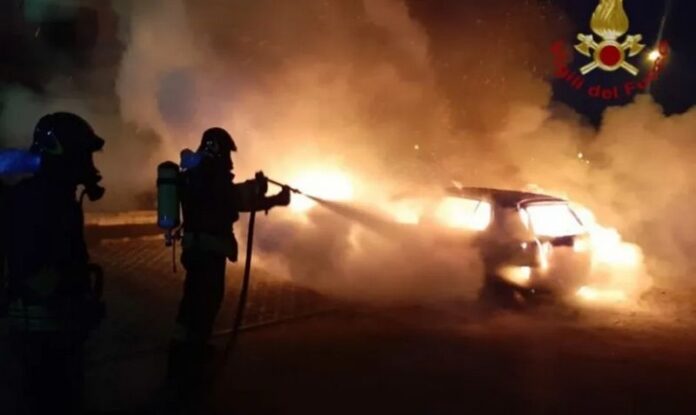 Vigili del Fuoco incendio auto