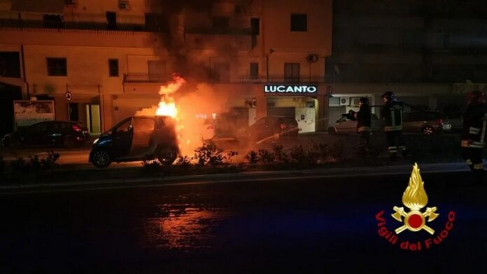 incendio auto crotone