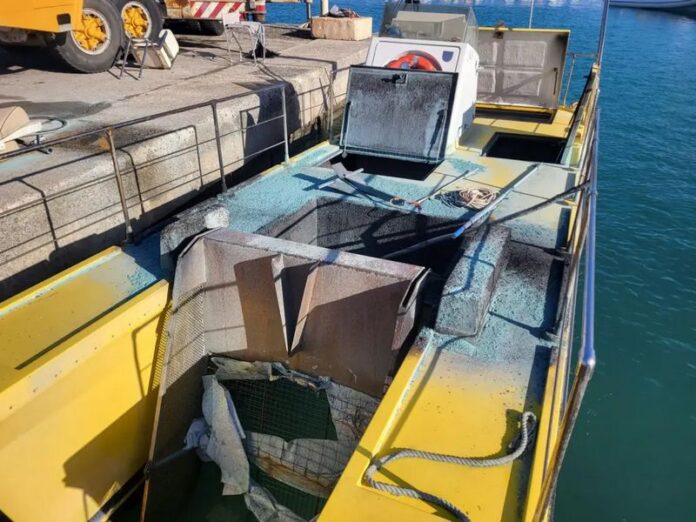 incendio battello pulisci mare