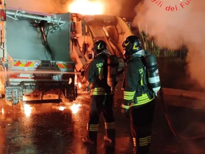incendio mezzi raccolta rifiuti reggio