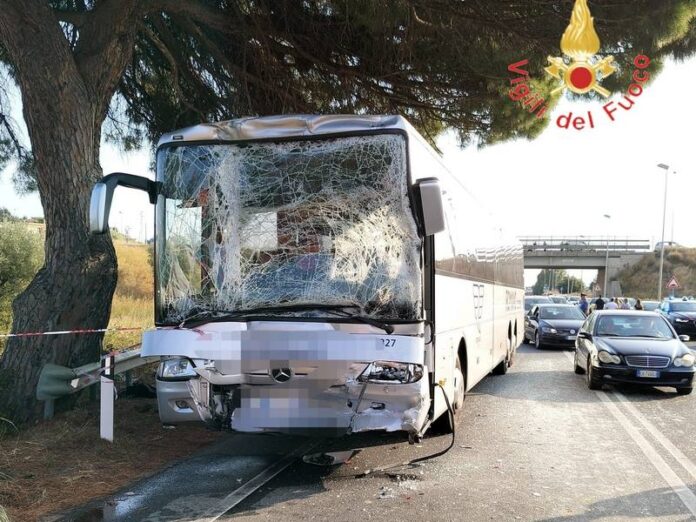 incidente autobus statale 106