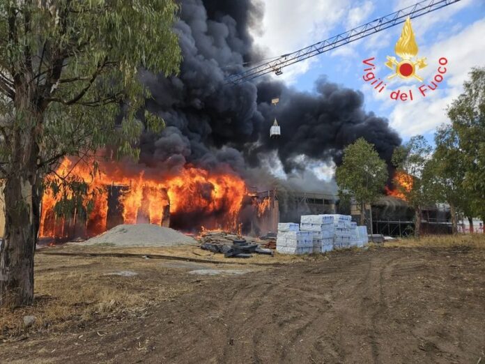 isola capo rizzuto incendio scuola