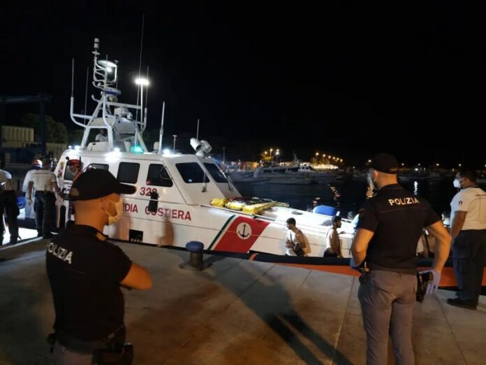 sbarco migranti guardia costiera polizia