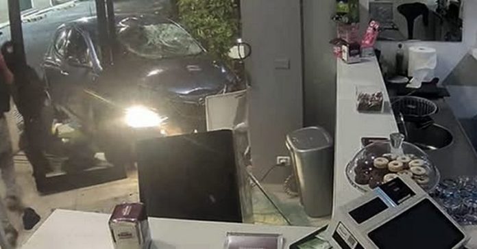 auto sfonda vetrina reggio