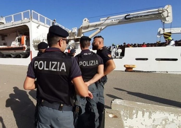 crotone poliziotti sbarco migranti