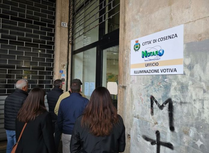 fila persone voltura luci cimitero