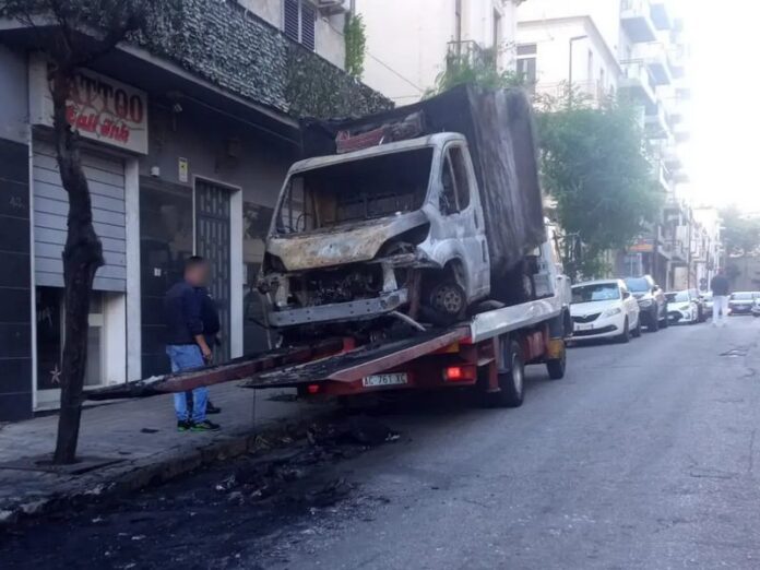 furgone incendiato reggio