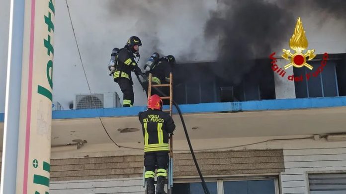 incendio capannone crotone