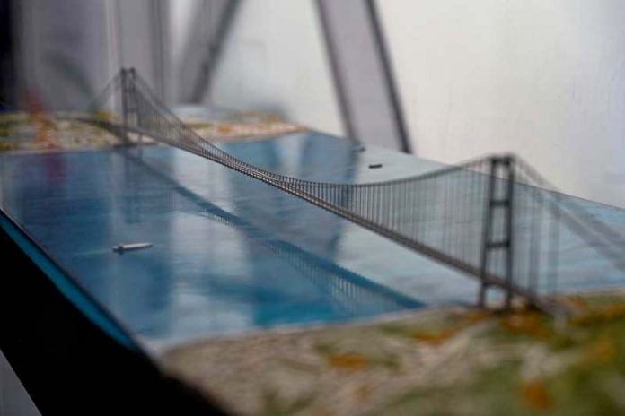 plastico ponte sullo stretto