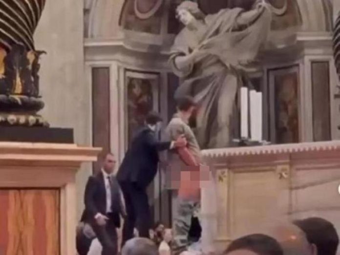 uomo urina vaticano_foto corriere della sera