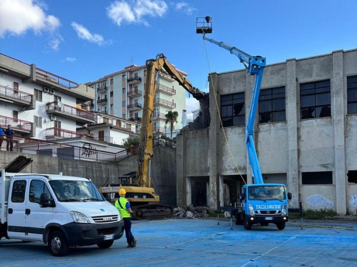 Paola, palestra dell'Istituto tecnico_demolizione