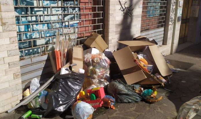 abbandono rifiuti cosenza via guido dorso