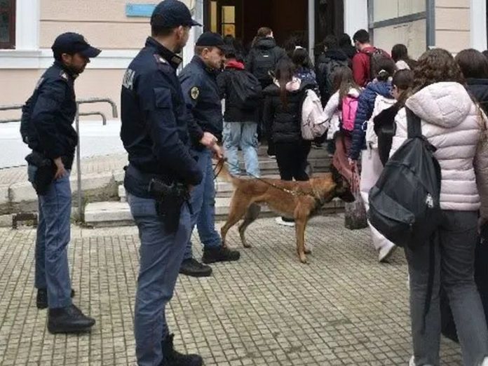 controlli polizia crotone liceo