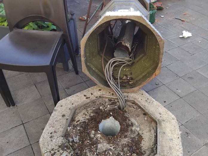 palo illuminazione crollato pizzo