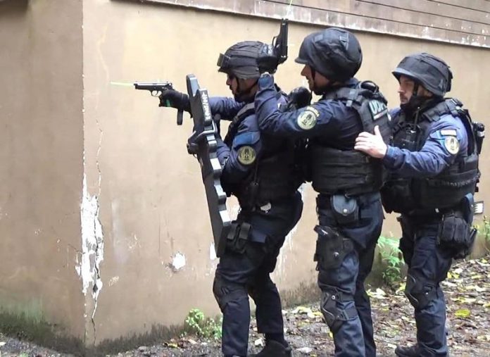 polizia esercitazione negoziatore