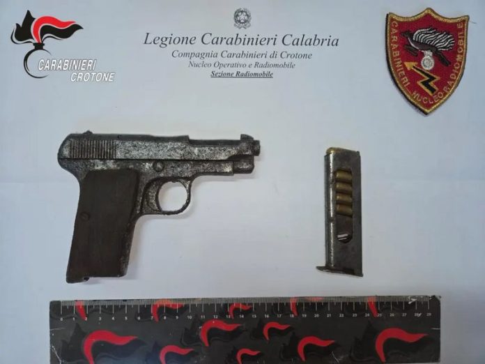 ritrovamento pistola crotone
