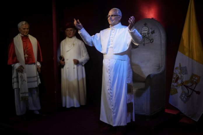 statua cera papa leone