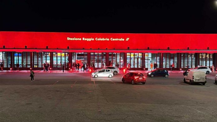 stazione reggio illuminata rosso