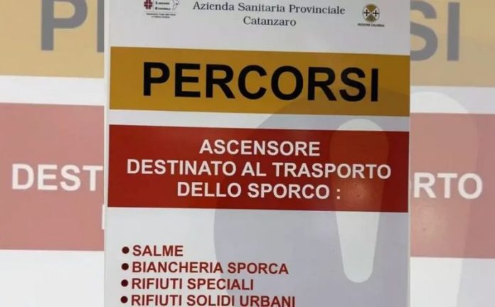 cartello ospedale salme rifiuti