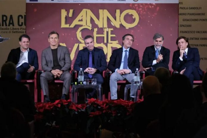 Il lungomare di Catanzaro ospita L'Anno che Verrà su Rai 1 con Marco Liorni. Un evento di musica e spettacolo che promuove il territorio e le eccellenze calabresi