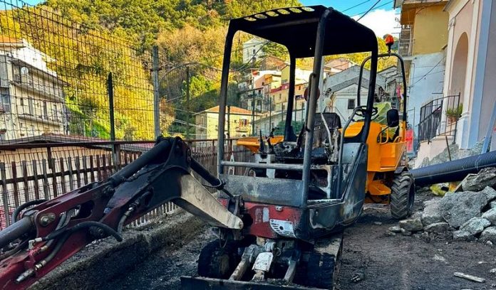 lamezia escavatore incendiato