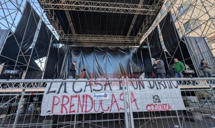 prendo casa occupano palco brunori