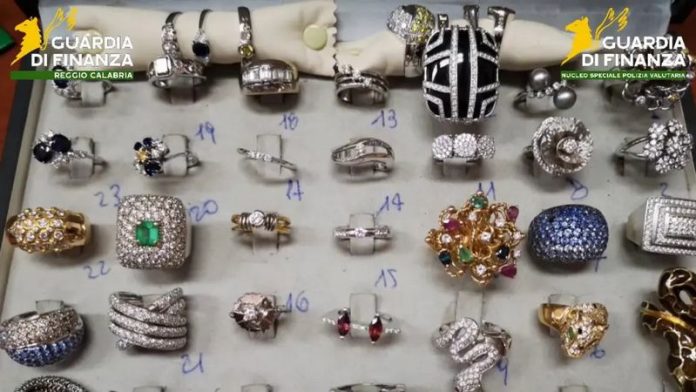 sequestro gioielli flaso promotore finanziario