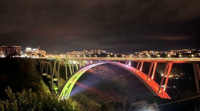 viadotto bisantis illuminato