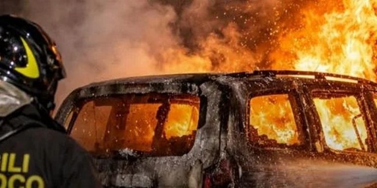 incendio auto vigili del fuoco