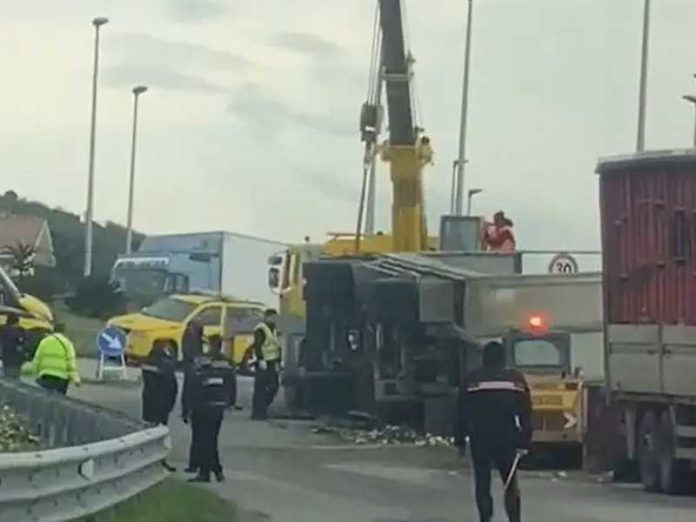 Mandatoriccio autotreno ribaltato 106