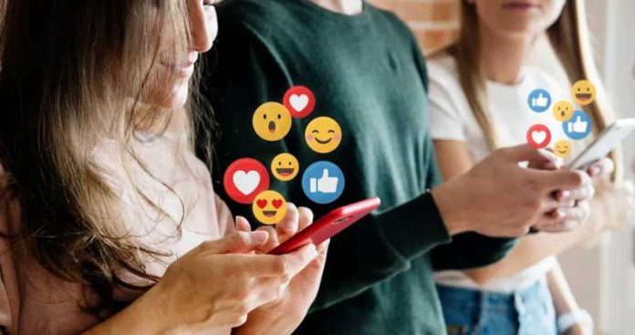 adolescenti ragazzi amore cellulare