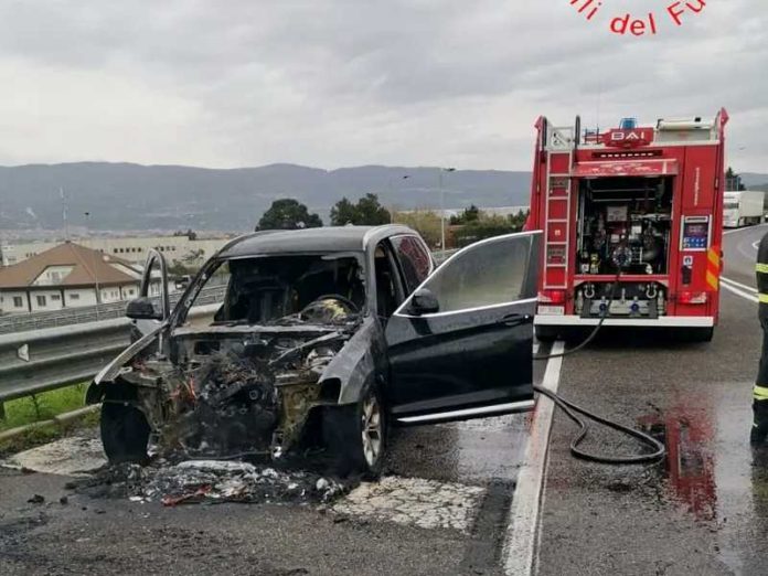 auto in fiamme statale 280