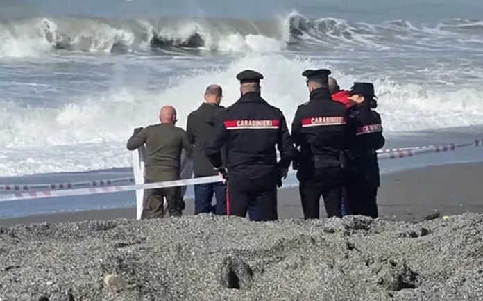 cadavere spiaggia scalea
