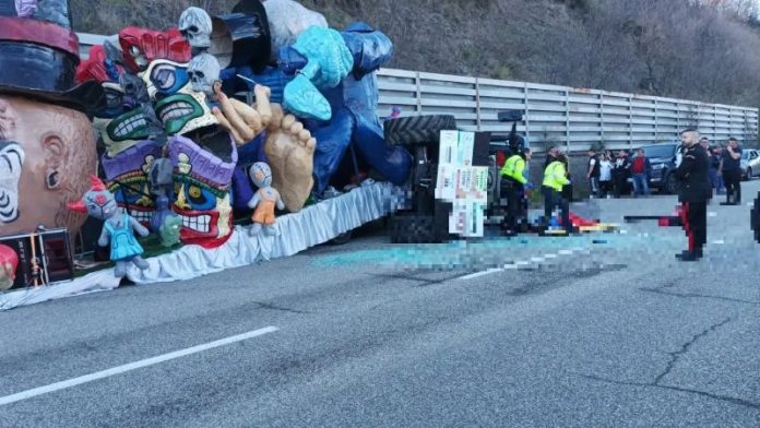 carro carnevale ribaltato