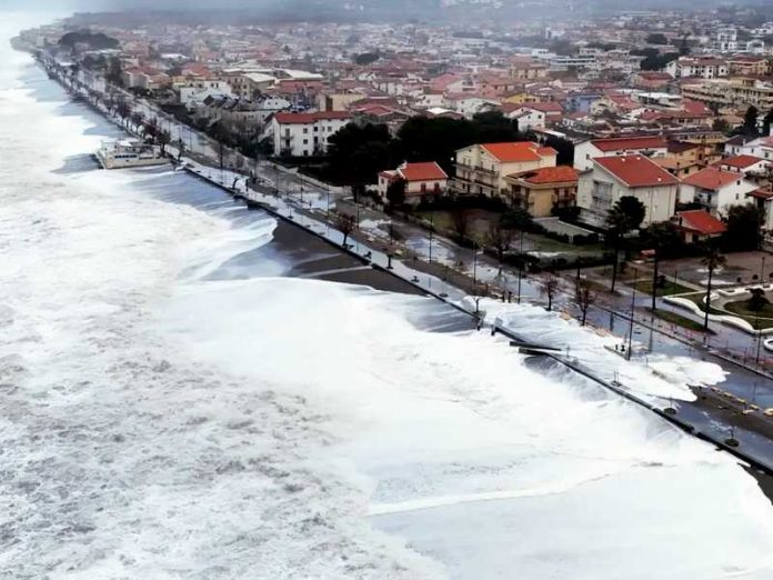 mareggiata costa calabrese