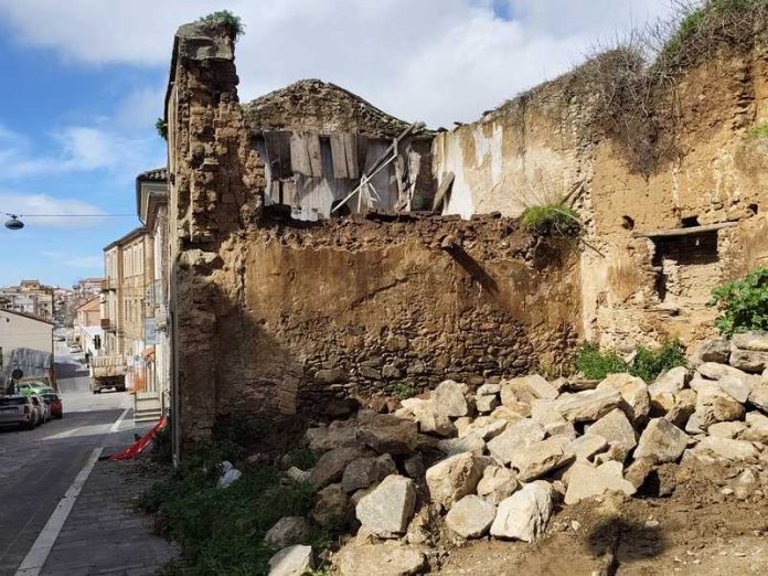 scesa del gesù rudere pericolante