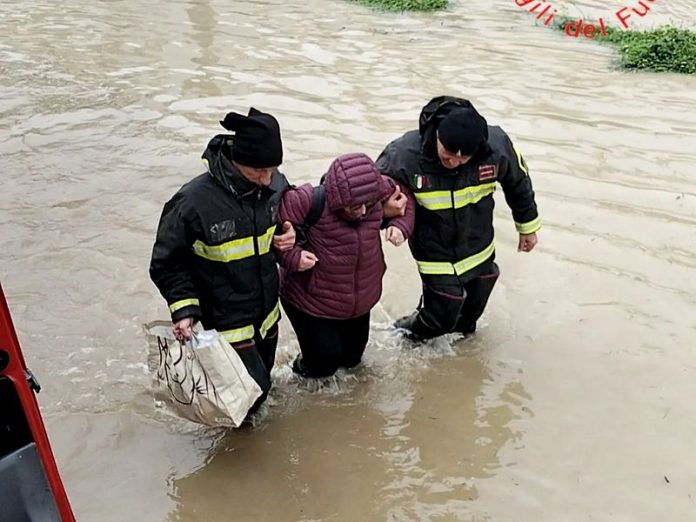 vigili del fuoco alluvione catanzaro