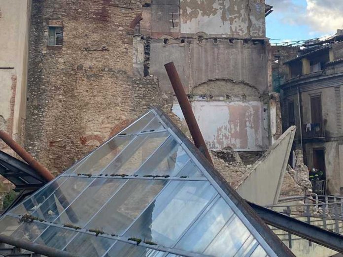 crollo muro palazzino centro storico cosenza