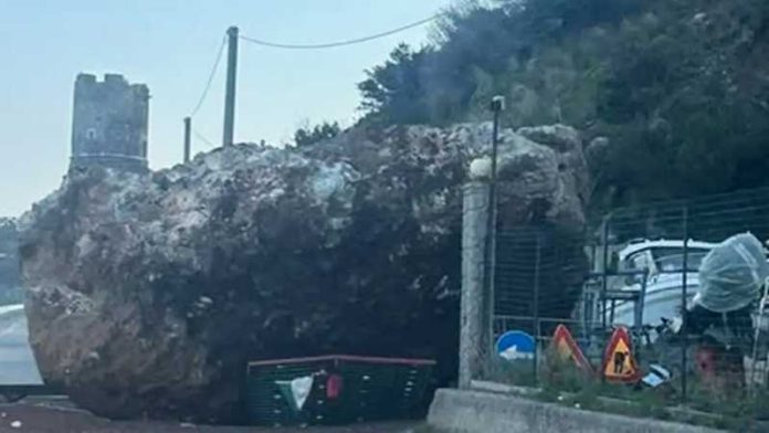 enorme masso si stacca dalla montagna bagnara