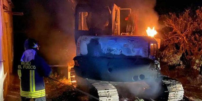incendio escavatore torano castello