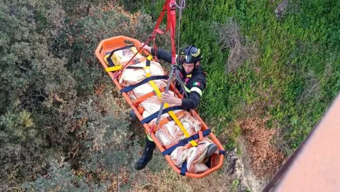 uomo in dirupo roccella